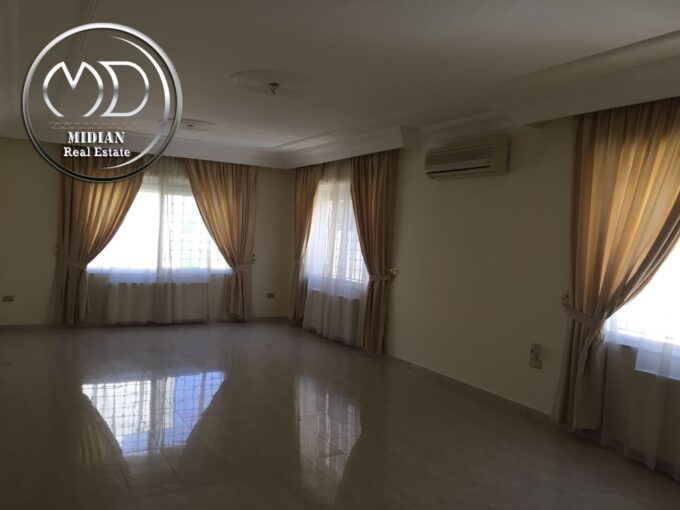 شقة ارضية طابقية فارغة للايجار عبدون مساحة 300م مع ترس و حديقة 150م اطلالة جميلة