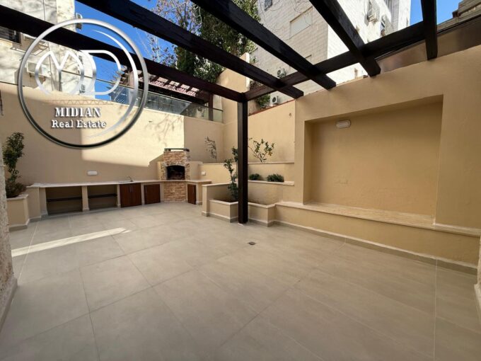 شقة شبه ارضي فارغة للايجار دير غبار مساحة 200م مع ترس و حديقة 200م تشطيبات و ديكورات فاخرة