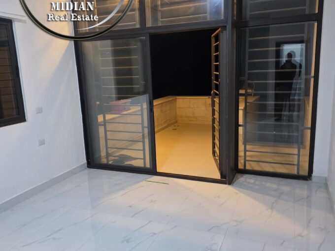 شقة ارضية فارغة للايجار تلاع العلي مساحة 125م مع ترس 40م سوبر ديلوكس تصلح للعرسان بسعر مميز