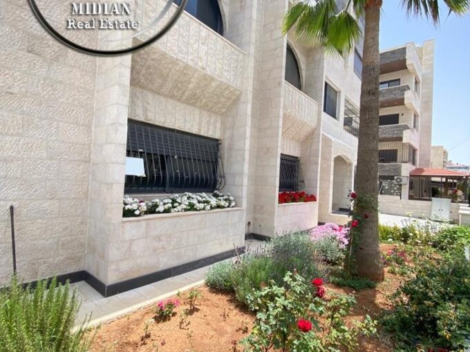 شقة ارضية فارغة للايجار ام اذينة مساحة 150م مع ترس و حديقة 200م تشطيبات و ديكورات سوبر ديلوكس