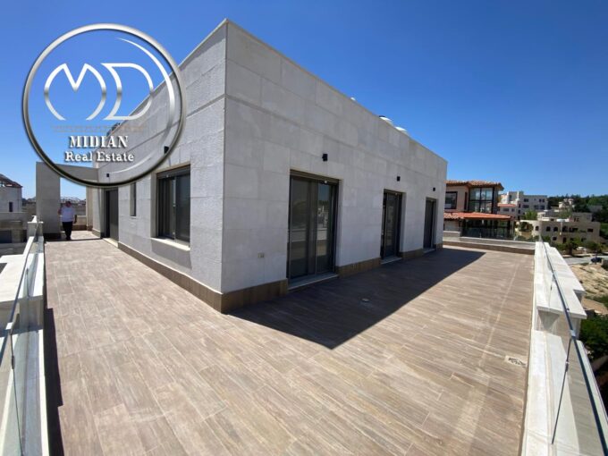 رووف فارغ للايجار دابوق مساحة 350م مع تراسات تشطيبات ديكورات عصرية فاخرة اطلالة رائعة جديد لم يسكن