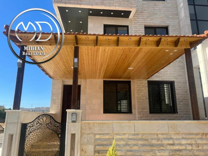 شقة أرضية مفروشة للايجار طريق المطار مساحة 180م مع ترس 70م تشطيبات ديكورات فندقية فرش فاخر بسعر مميز