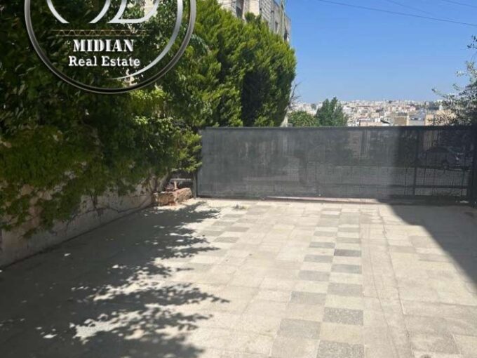 شقة أرضية فارغة للايجار ضاحية الرشيد مساحة 220م مع ترس و حديقة 250م بسعر مميز